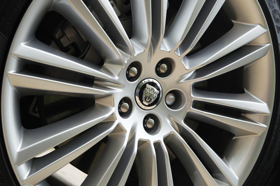  Jaguar XJ 2012 года  (UK) (фото 16 из 121)